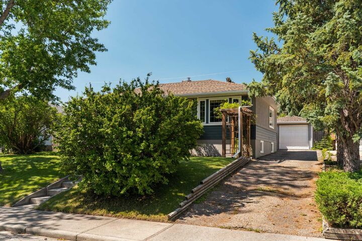Property Photo: 5919 Thornton Road NW AB T2K 3C3