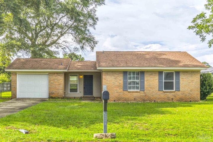 Property Photo: 4886 Andrea Ln FL 32571