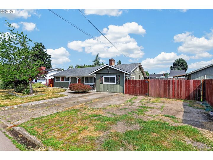 Property Photo:  1549 NE 9th St  OR 97128 