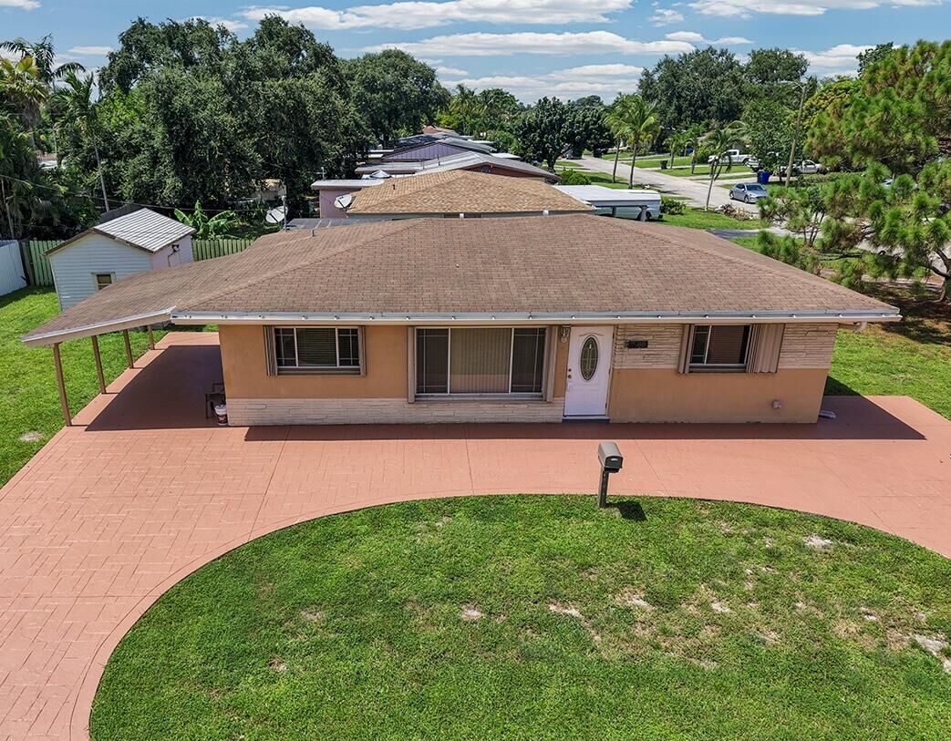 Property Photo: 2100 N 57th Avenue FL 33021