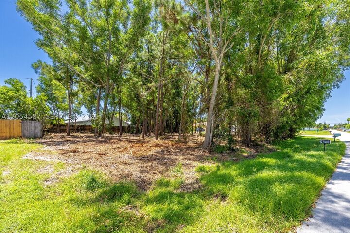 Property Photo: 2801 SE Leigh Ave FL 34952