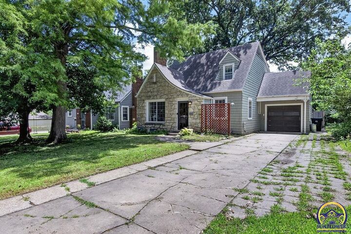 Property Photo: 3115 SW 11th St KS 66604
