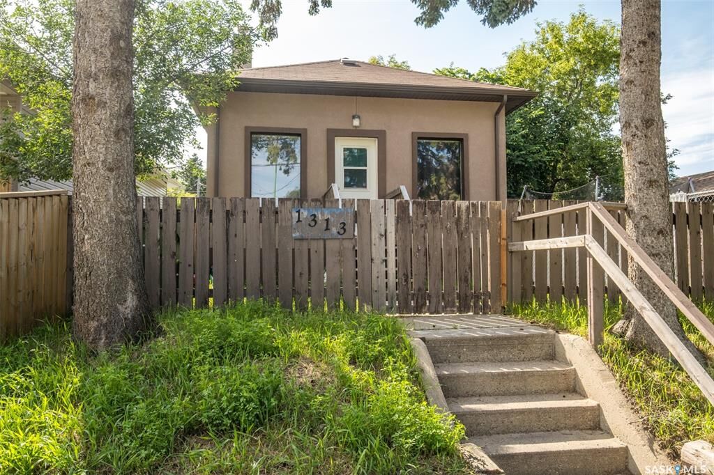 Property Photo: 1313 6th Avenue W SK S6V 5J7