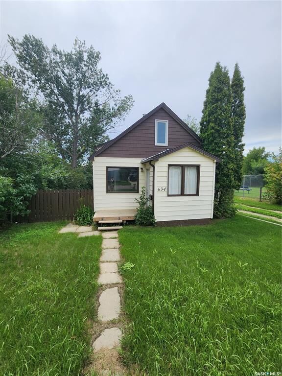 Property Photo:  634 2nd Street  SK S4A 0K9 