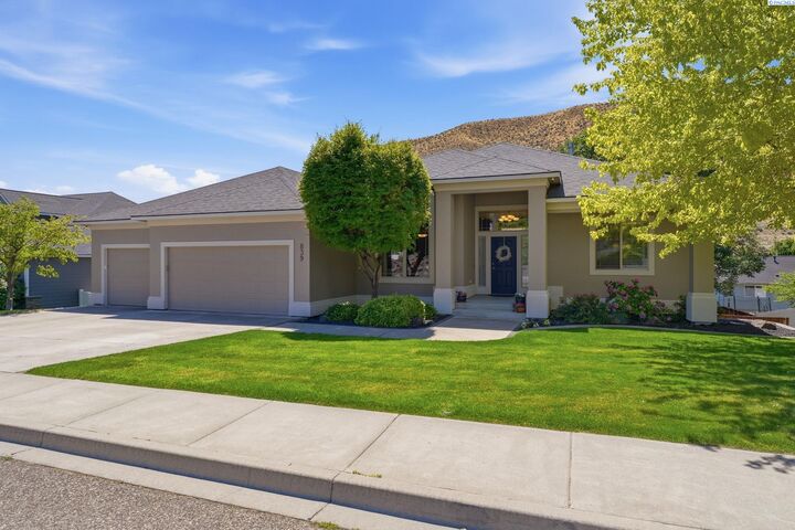 Property Photo:  839 Rand Dr  WA 99352 
