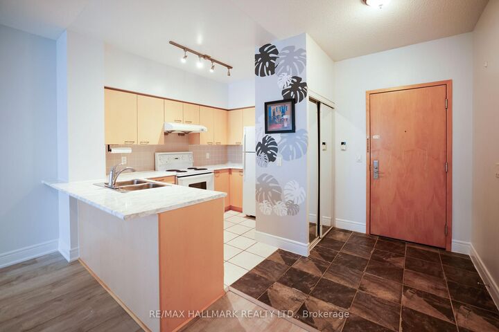 Property Photo: 62 Suncrest Boulevard 112 ON L3T 7Y6