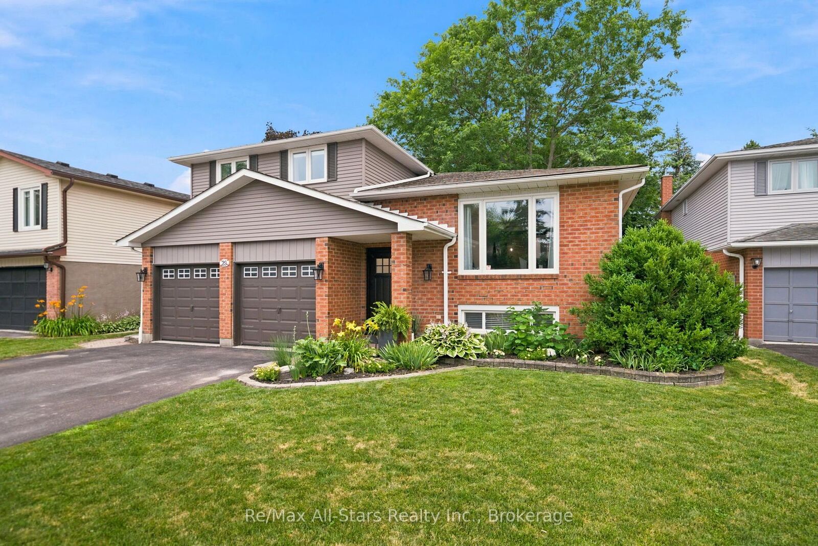 Property Photo: 29 Applewood Crescent ON L9L 1G7