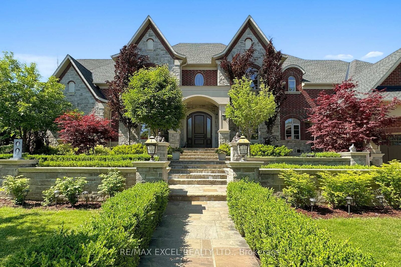 Property Photo: 2 Beau Court ON L4G 0H4