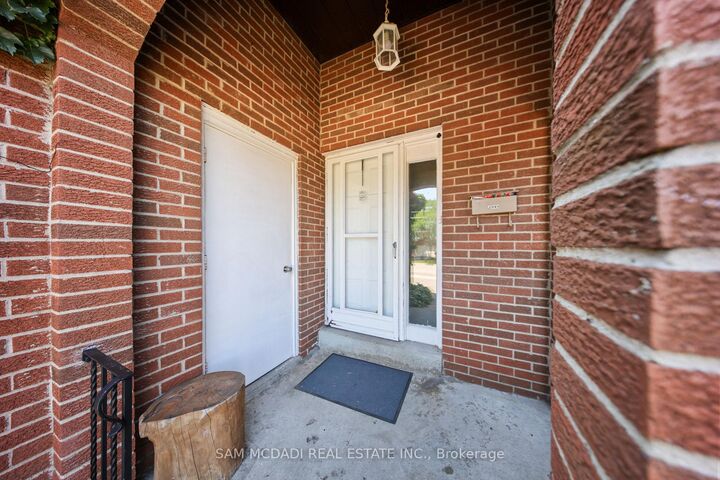 Property Photo: 3949 Teakwood Drive ON L5C 3L2