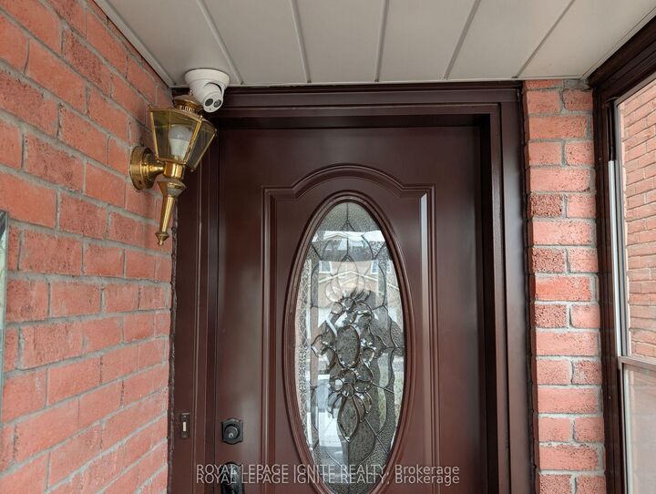 Property Photo: 98 Chloe Crescent ON L3S 2H7