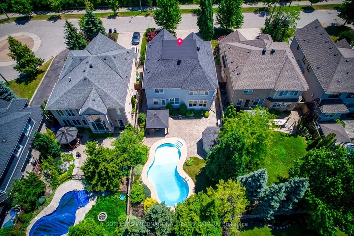 Property Photo: 549 Renshaw Court ON L5H 4L6