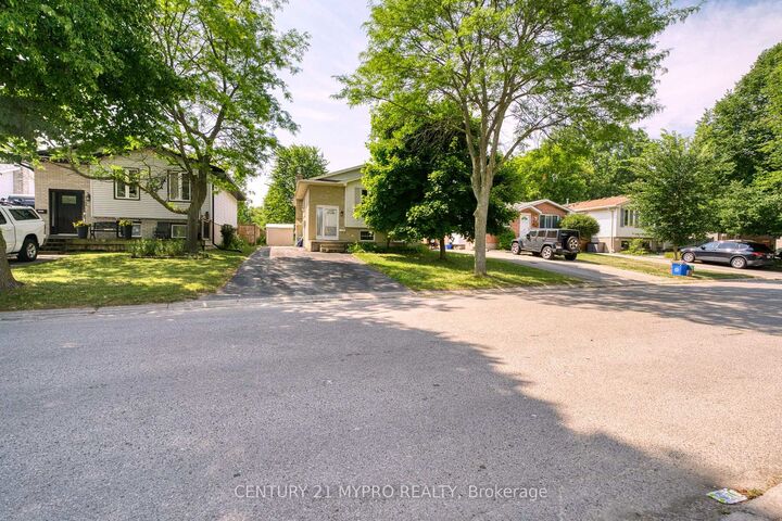 Property Photo: 143 Ardsley Crescent ON N6G 3W6