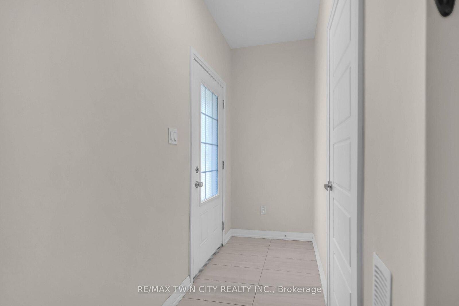 Property Photo:  677 Park Road N 17  ON N3R 0C2 