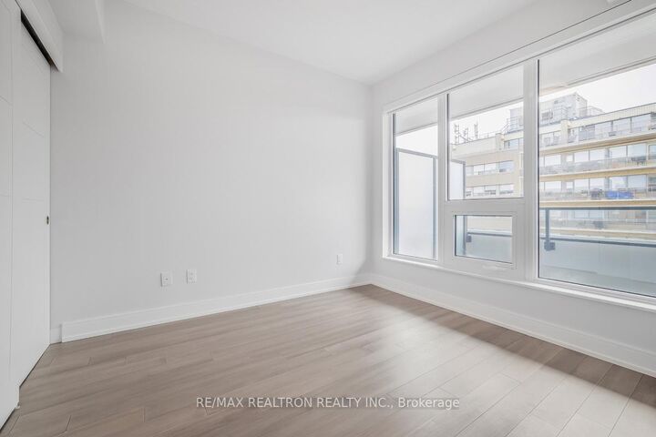Property Photo: 2525 Bathurst Street 805 ON M6B 2Y9