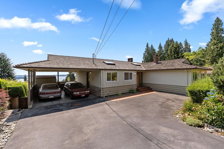 Property Photo: 1850 Rosebery Avenue BC V7V 2Z6