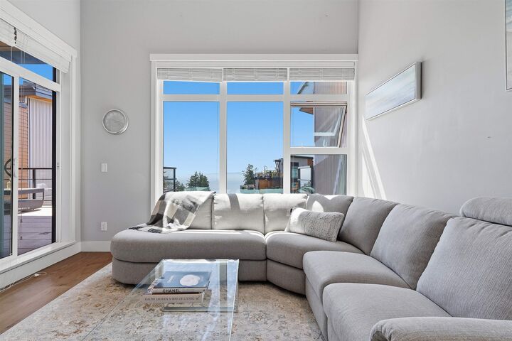Property Photo: 14855 Thrift Avenue Ph512 BC V4B 2J6