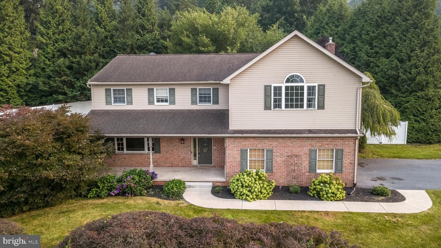Property Photo: 1328 Edgewood Drive PA 17519