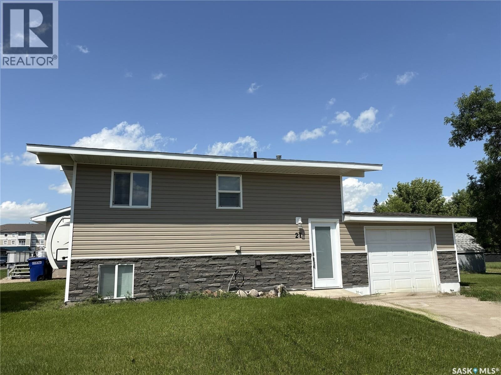 Property Photo: 27 Calvert Crescent SK S0K 2M0