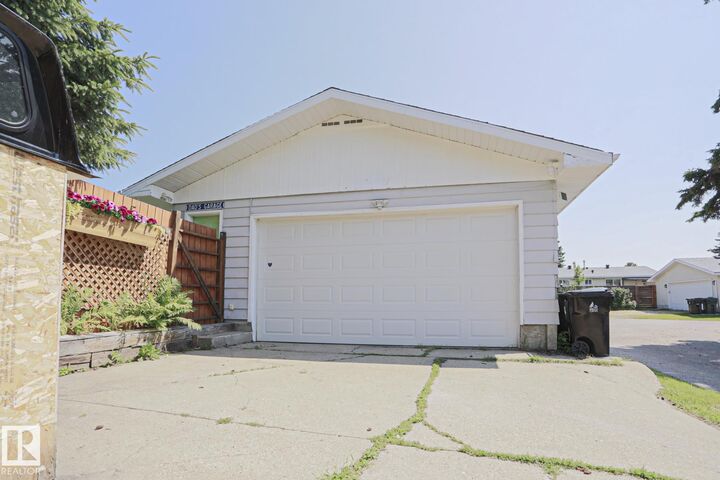 Property Photo: 2 Beechmont Avenue AB T7X 1C7
