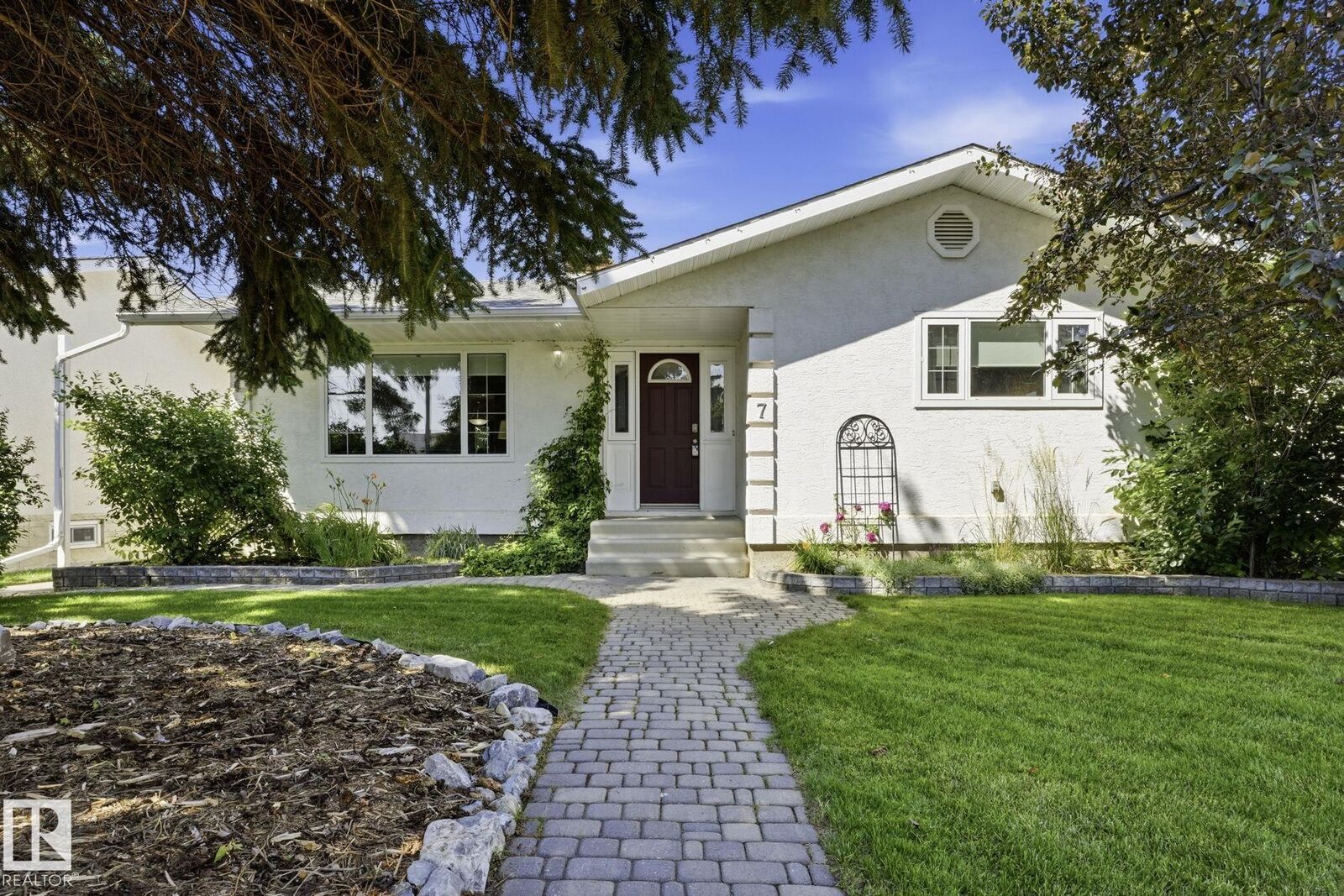 Property Photo: 7 Burlington Avenue AB T7X 1C9
