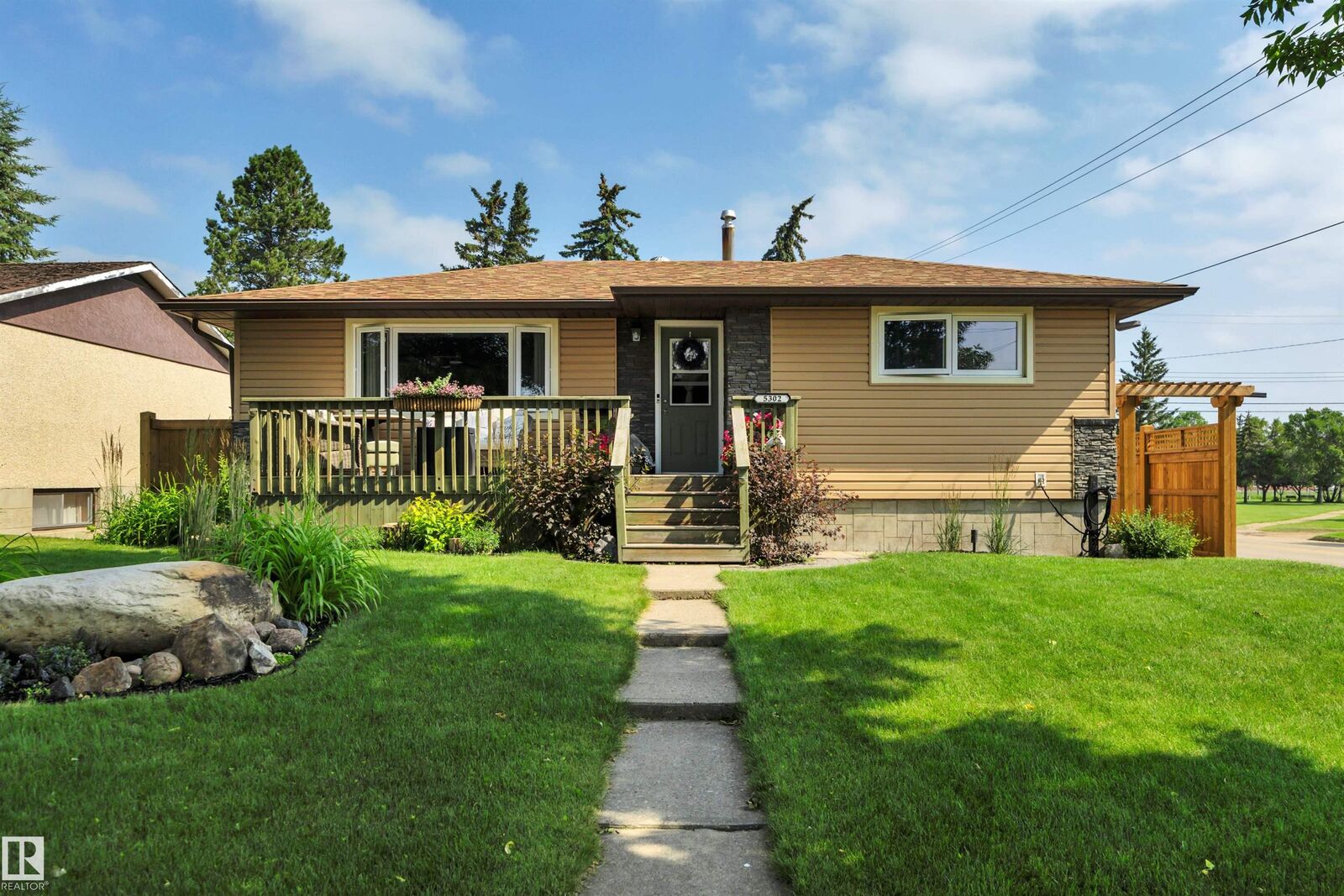 Property Photo: 5302 52 Ave AB T9A 0X7