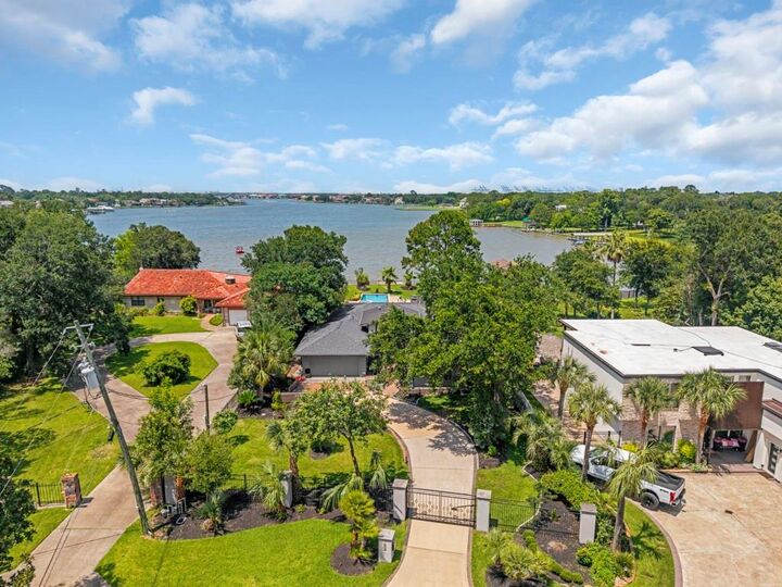 Property Photo: 217 Lakeshore Circle TX 77586