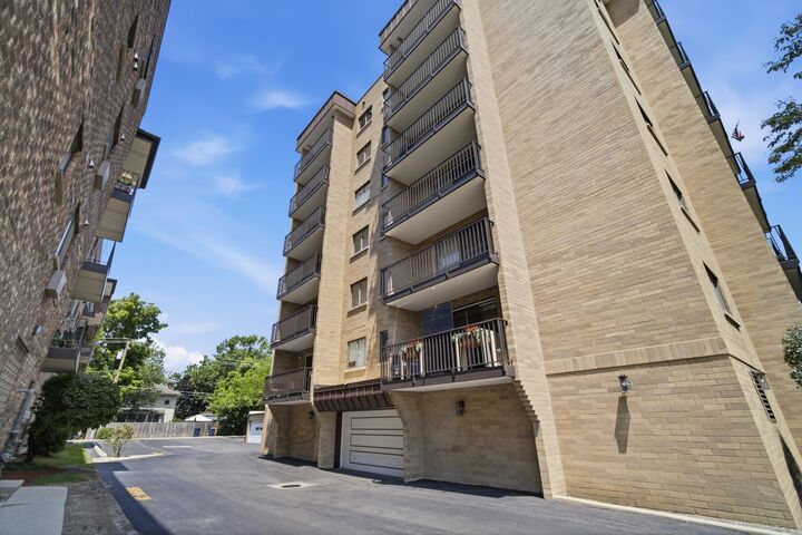 Property Photo:  700 Graceland Avenue 708  IL 60016 
