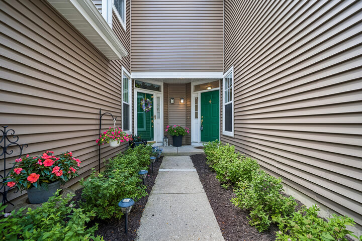Property Photo: 20 Arbordale Court IL 60102