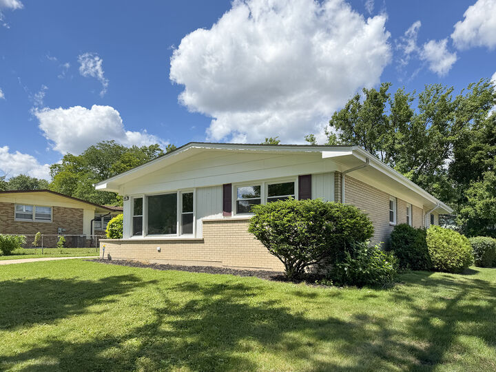 Property Photo: 220 N Park Drive IL 60425