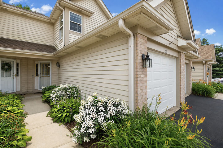 Property Photo: 1827 Grove Avenue IL 60193