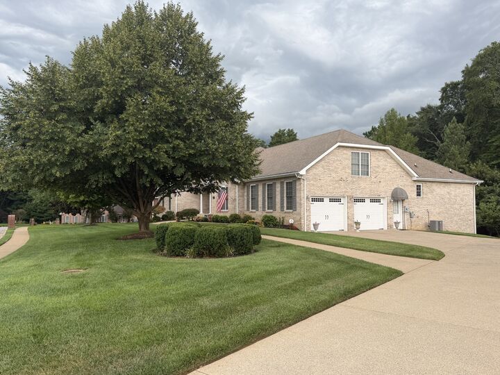 Property Photo:  2559 Hedgerow Ln  TN 37043 