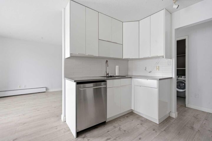 Property Photo: 523 15 Avenue SW 405 AB T2R 0R3