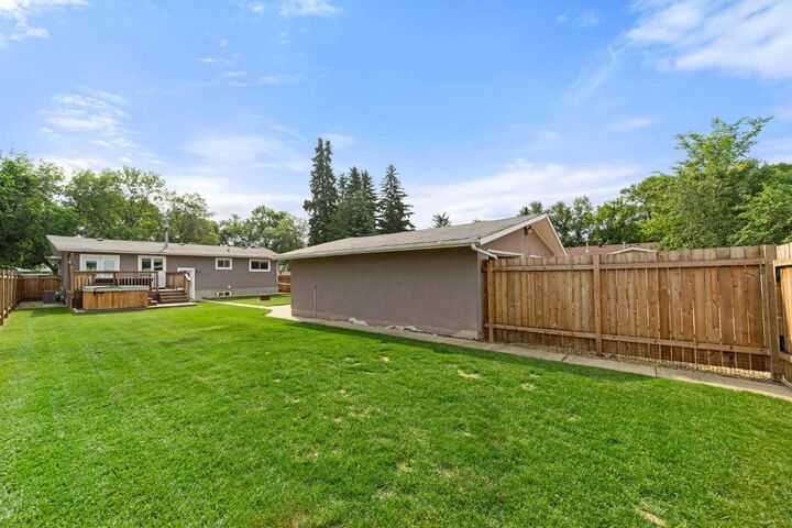 Property Photo: 4206 59 Street Close AB T4V 2H1