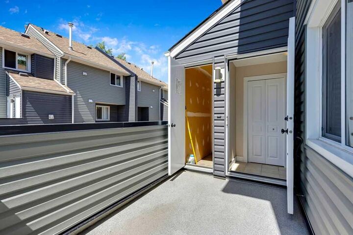 Property Photo: 66 Glamis Green SW 252 AB T3E 6V1