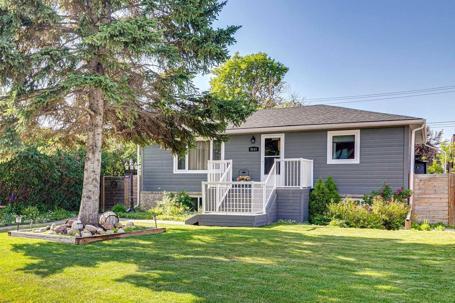 Property Photo:  6111 Bow Crescent NW  AB T3B 2C2 