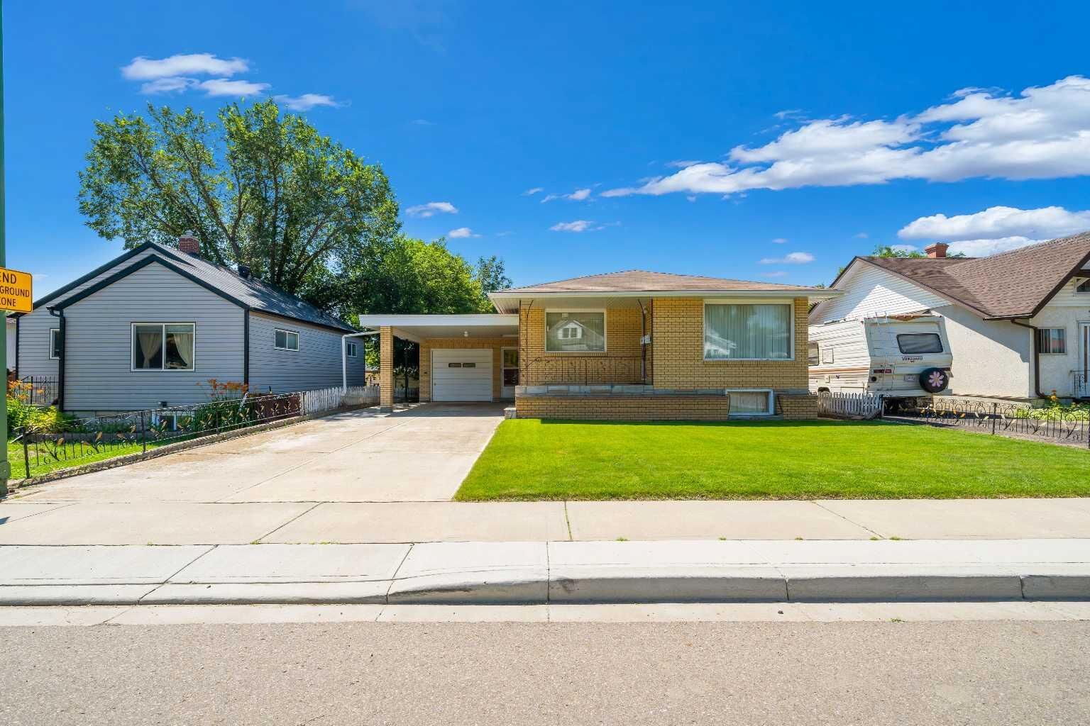 Property Photo:  61 5 Street SW  AB T1A 4G3 