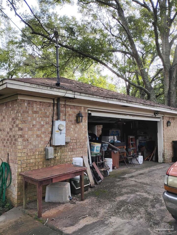 Property Photo: 136 Navarro Rd FL 32533
