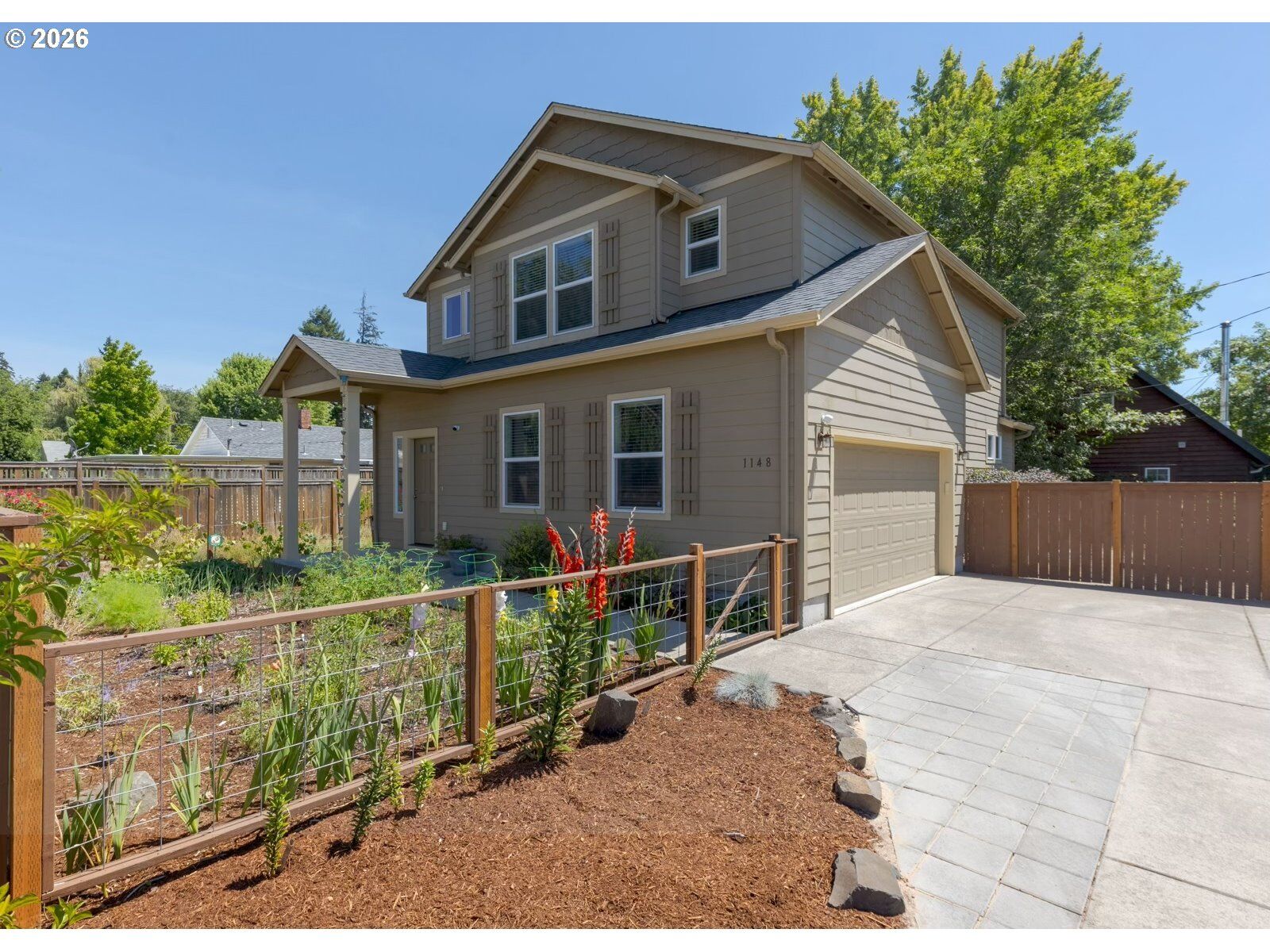 Property Photo: 1148 W 21st Ave OR 97405