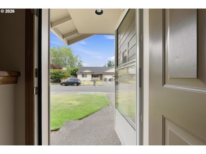 Property Photo: 1528 SW Harbor Dr OR 97128