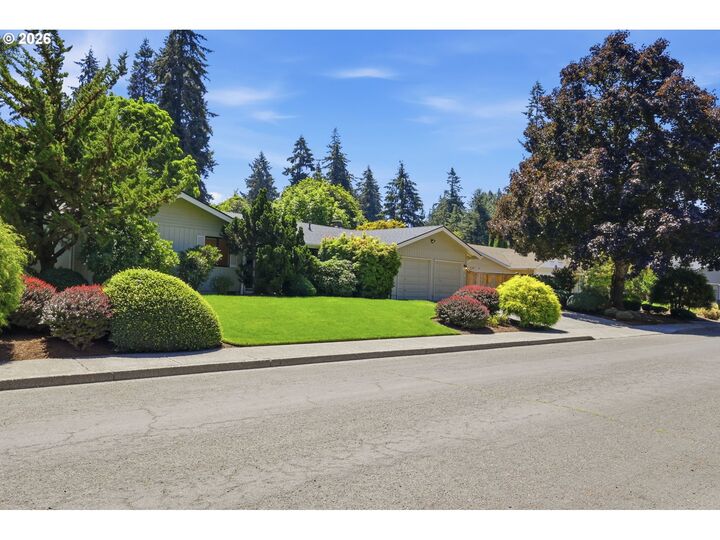 Property Photo: 1761 Russet Dr OR 97401