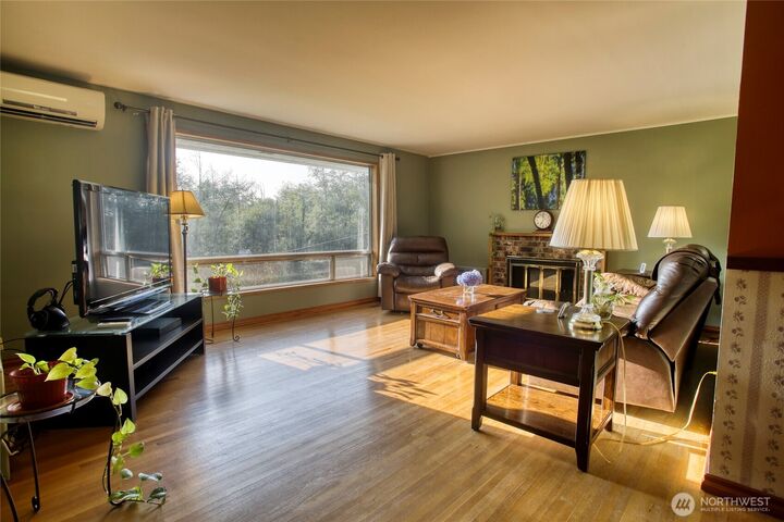 Property Photo: 11826 NE Manzanita Lane WA 98110