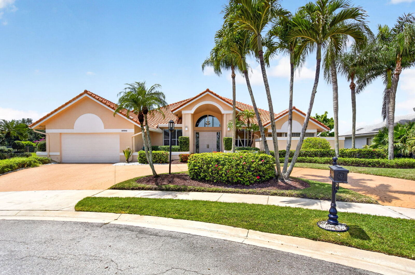 Property Photo: 10192 Shireoaks Lane FL 33498