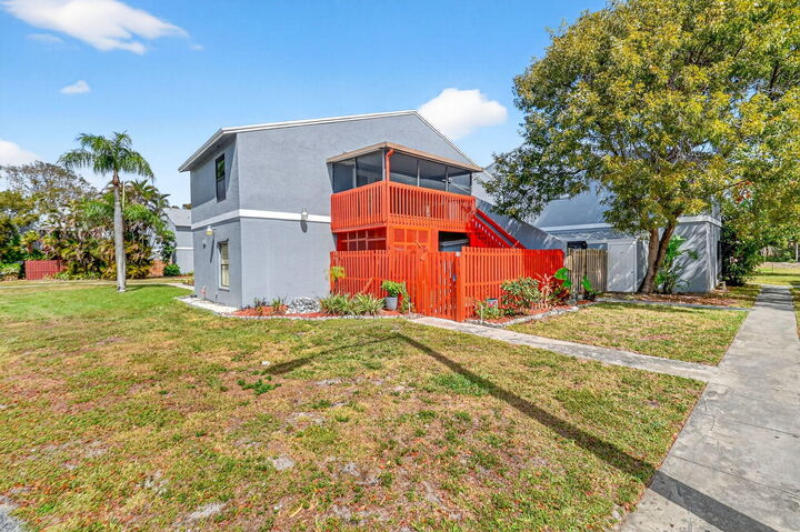 Property Photo:  18 Crossings Circle F  FL 33435 