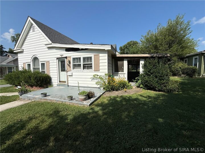 Property Photo: 605 Lincoln Boulevard IN 47172