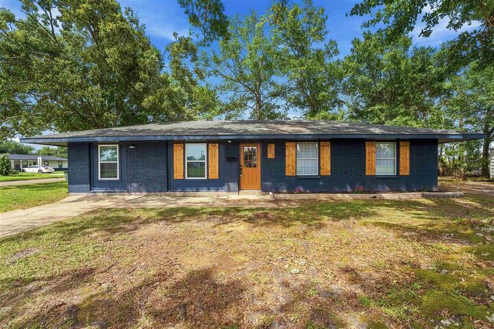 Property Photo:  3901 Hoover Cir Circle  LA 70607 