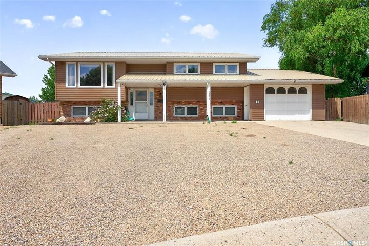1355 Manitou Crescent — photo 1