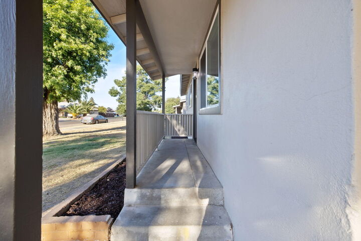 Property Photo: 1529 E Stockham Avenue CA 93274