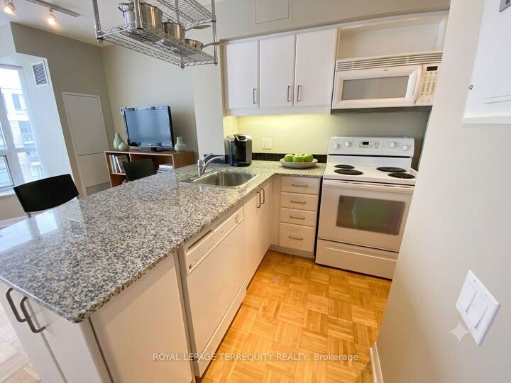 Property Photo:  33 Sheppard Avenue E 1009  ON M2N 7K1 