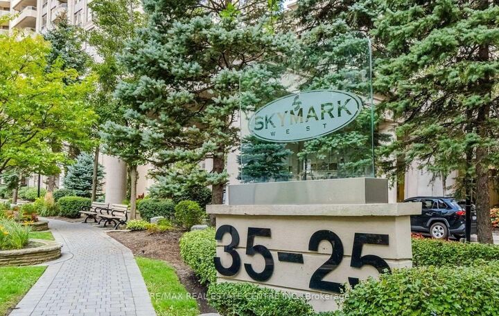Photo de la propriété: 35 Kingsbridge Garden Circle 1804 ON L5R 3Z5