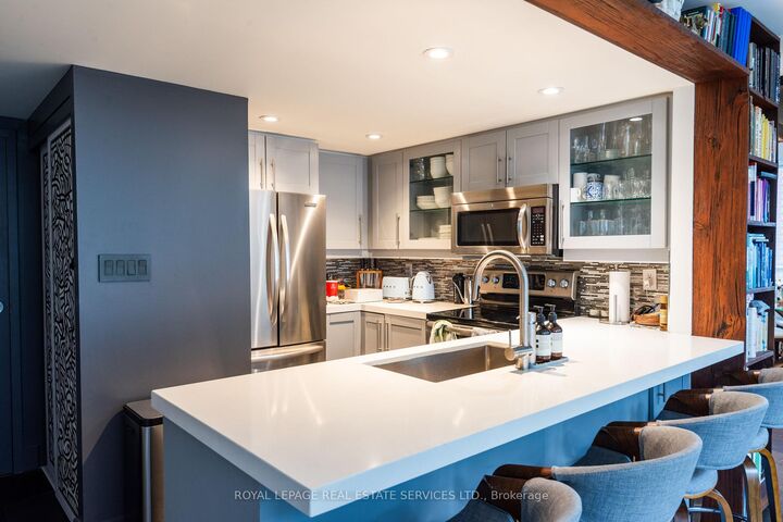 Property Photo: 80 Cumberland Street 709 ON M5R 3V1
